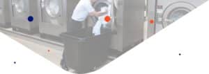 imagen de un operario cargando una lavadora industrial