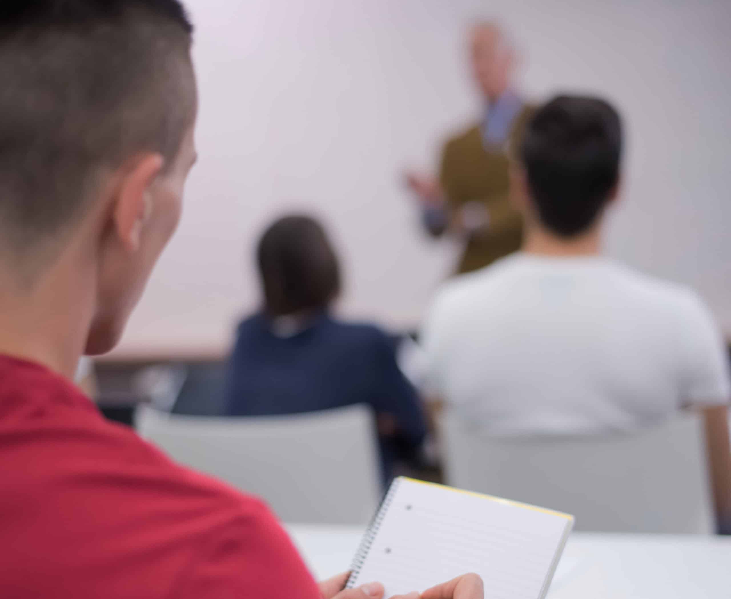 estudiante-varon-tomando-notas-aula-concepto-educacion-empresarial-joven-empresario-casual-formacion-seminarios